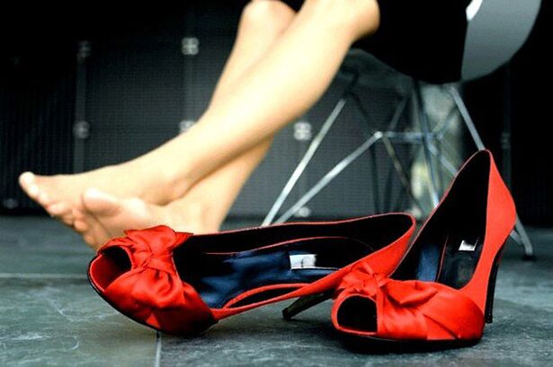 Vermeiden Sie Schuhe mit hohen Absätzen, um Krampfadern vorzubeugen
